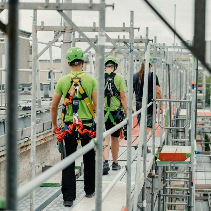 Gerüstbauer bei der Arbeit